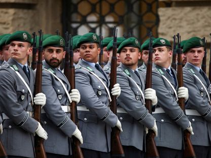 جنود من الجيش الألماني خلال مراسم أداء اليمين للمجندين الجدد أمام مجلس النواب في برلين. 22 مايو 2024 - REUTERS