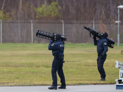 أفراد من وحدة مكافحة الطائرات السميرة التابعة للشرطة الفيدرالية خلال عرض توضيحي في أهرنسفيلدي بألمانيا. 2 ديسمبر 2025 - Reuters