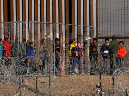 مهاجرون يطلبون اللجوء إلى الولايات المتحدة قرب السياج الحدودي مع المكسيك في إل باسو بولاية تكساس كما يظهر من سيوداد خواريز بولاية تيهواهوا بالمكسيك. 23 يناير 2024 - Reuters