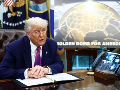 الرئيس الأميركي دونالد ترمب خلال الإعلان عن مشروع نظام الدفاع الجوي "القبة الذهبية" في البيت الأبيض- 20 مايو 2025 - Reuters