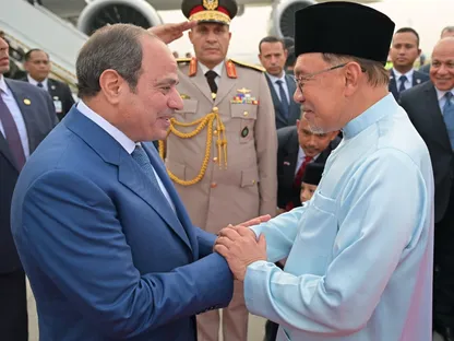 السيسي يبحث التطورات الإقليمية وتعزيز الشراكة مع ملك ماليزيا