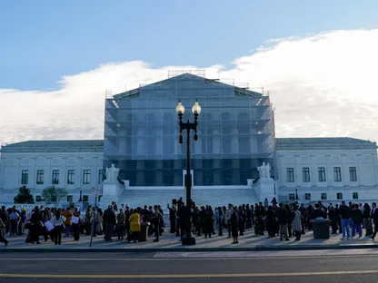 احتجاجات في العاصمة واشنطن بالتزامن مع استماع المحكمة العليا الأميركية إلى الحجج المتعلقة بتكوين الدوائر الانتخابية في لويزيانا- 15 أكتوبر 2025 - Reuters