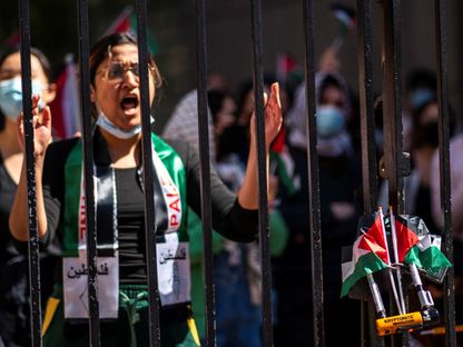طلاب يتظاهرون خارج حرم جامعة كولومبيا في مدينة نيويورك بالولايات المتحدة وسط احتجاجات على الحرب الإسرائيلية على غزة. 22 أبريل 2024 - REUTERS