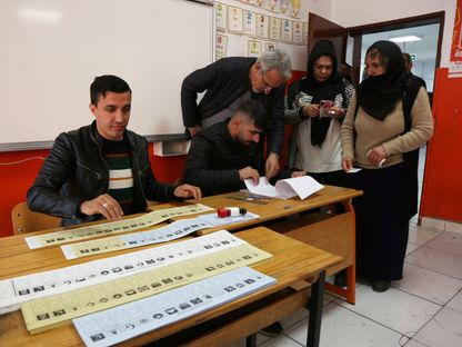 أتراك ينتظرون في مركز اقتراع للتصويت خلال الانتخابات المحلية في ديار بكر بتركيا. 31 مارس 2024 - Reuters