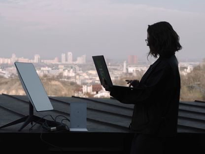 سيدة أوكرانية في كييف تعمل على تفعيل خدمات الإنترنت الفضائي "ستارلينك". 11 مارس 2025 - Bloomberg
