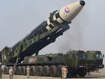 صاروخ باليستي عابر للقارات من طراز "هواسونج-17" على مركبة إطلاق في كوريا الشمالية- 25 مارس 2022 - REUTERS
