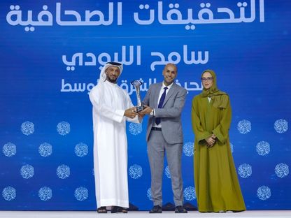 الصحافي سامح اللبودي أثناء تسلمه جائزة الصحافة العربية عن فئة التحقيقات الصحافية ضمن فعاليات النسخة الرابعة والعشرين من قمة الإعلام العربي في دبي. 27 مايو 2025 - الشرق الأوسط