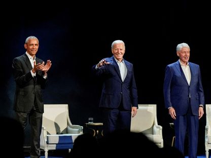 الرئيس الأميركي جو بايدن يتوسط الرئيسين الأمريكيين السابقين باراك أوباما وبيل كلينتون في حدث لجمع التبرعات لحملة بايدن في قاعة راديو سيتي للموسيقى في نيويورك بالولايات المتحدة. 28 مارس 2024 - Reuters