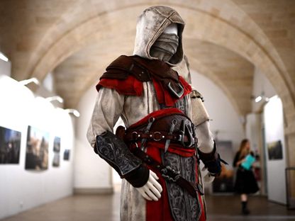 زي شخصية من لعبة الفيديو Assassin's Creed Mirage في معرض في بوردو، جنوب غرب فرنسا. 3 أكتوبر 2023 - AFP