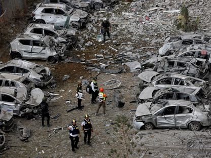 مركبات مدمرة في أعقاب هجوم صاروخي إيراني على بئر السبع جنوب إسرائيل. 24 يونيو 2025 - Reuters