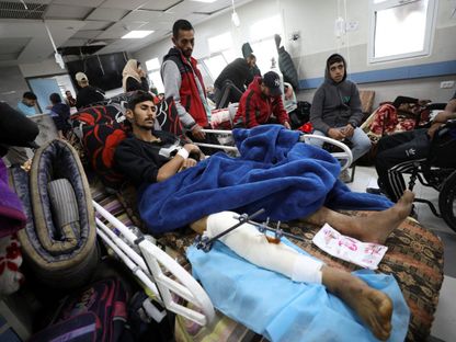 فلسطينيون مصابون بنيران إسرائيلية يرقدون على أسرة في مستشفى الشفاء بمدينة غزة- 1 مارس 2024 - Reuters