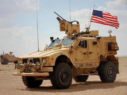 مدرعة عسكرية أميركية خلال تدريبات بالذخيرة الحية قرب قاعدة التنف، سوريا. 12 أبريل 2020 - dvidshub.net