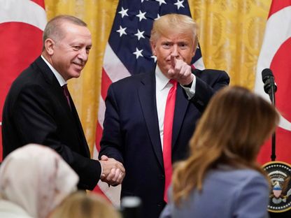 الرئيس الأميركي دونالد ترمب يصافح نظيره التركي رجب طيب أردوغان بعد مؤتمر صحافي في البيت الأبيض. 13 نوفمبر 2019 - Reuters