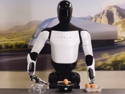 الجيل الثاني من روبوت "أوبتيموس" من شركة تسلا - X.com/ElonMusk