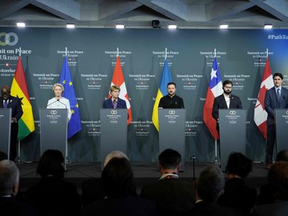 الرئيس الأوكراني فولوديمير زيلينسكي يتوسط قادة أوروبيين ودوليين خلال إعلان البيان الختامي لقمة سويسرا للسلام. 16 يونيو 2024 - AFP