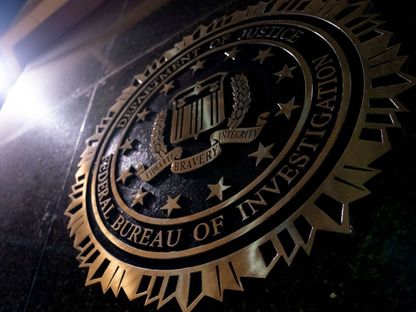 شعار مكتب التحقيقات الفيدرالي (FBI) على مبنى ج. إدغار هوفر التابع لمكتب التحقيقات الفيدرالي (FBI) في واشنطن العاصمة. 5 فبراير 2025. - Bloomberg