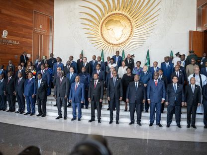 رؤساء وممثلو الدول الإفريقية يلتقطون صورة جماعية قبل حفل افتتاح الدورة العادية السابعة والثلاثين لقمة الاتحاد الإفريقي في مقر الاتحاد الإفريقي بأديس أبابا. 17 فبراير 2024 - AFP