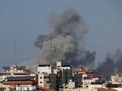 دخان يتصاعد جراء قصف إسرائيلي على قطاع غزة. 12 أكتوبر 2023 - Reuters