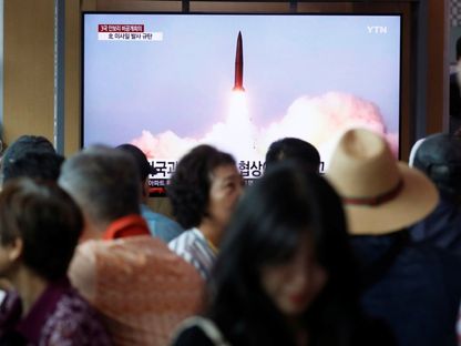 قناة تعرض تقريراً عن إطلاق كوريا الشمالية لصاروخ باليستي في محطة قطارات في سول. كوريا الجنوبية - REUTERS