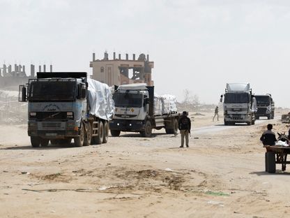 شاحنات تحمل مساعدات في رفح جنوبي قطاع غزة. 16 فبراير 2025 - REUTERS