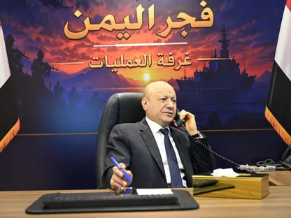 العليمي يوجه بالرد على مصادر التهديد عقب استهداف الحوثيين قصر معاشيق