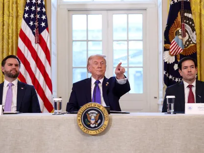 ترمب يلتقي مسؤولي النفط مع وصول أسعار البنزين بأميركا لأعلى مستوى منذ 2022