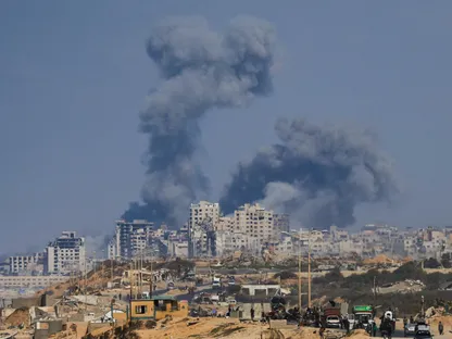 تصاعد الدخان خلال عملية عسكرية إسرائيلية في مدينة غزة، كما شوهد من وسط قطاع غزة، 28 سبتمبر 2025 - REUTERS
