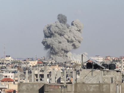 دخان يتصاعد في أعقاب غارة إسرائيلية على مدينة رفح جنوب قطاع غزة. 6 مايو 2024 - REUTERS