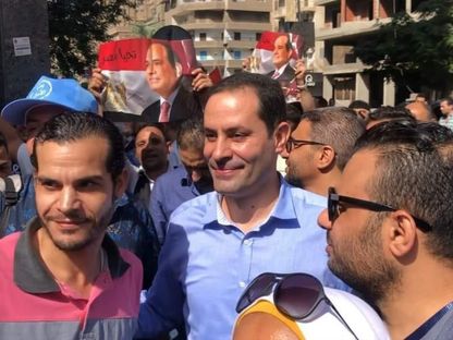 البرلماني السابق أحمد الطنطاوي وسط عدد من أنصاره وأنصار الرئيس عبد الفتاح السيسي أثناء جولة على مكاتب الشهر العقاري. 29 سبتمبر 2023 - صورة متداولة على وسائل التواصل الاجتماعي