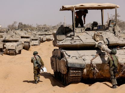 دبابات وآليات عسكرية إسرائيلية على حدود قطاع غزة بينما تستمر الغارات الجوية والقصف المدفعي على كافة أنحاء القطاع. 5 مايو 2024 - AFP
