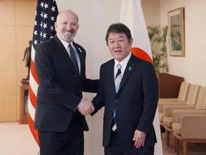 وزير الخارجية الياباني توشيميتسو موتيجي يستقبل وزير التجارة الأميركي هوارد لوتنيك قبل محادثاتهما في وزارة الخارجية في طوكيو باليابان. 28 أكتوبر 2025 - reuters