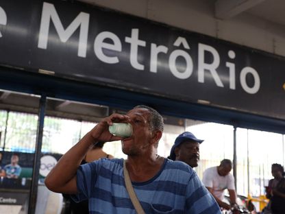 رجل يشرب كوبا من الماء وسط موجة حارة، في محطة القطار في ريو دي جانيرو، البرازيل. 17 نوفمبر 2023 - REUTERS