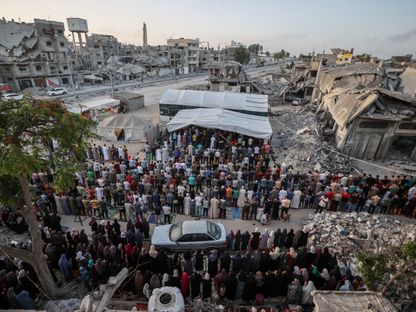 فلسطينيون يصلون صلاة عيد الأضحى بين أنقاض المباني التي دمرتها القوات الإسرائيلية في خان يونس جنوب قطاع غزة. 16 يونيو 2024 - AFP