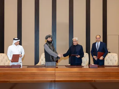 وزير الدفاع الباكستاني خواجة محمد آصف ووزير الدفاع الأفغاني الملا محمد يعقوب خلال توقيع اتفاق يقضي بوقف فوري لإطلاق النار بوساطة قطرية تركية في الدوحة. 19 أكتوبر 2025 - @MofaQatar_AR