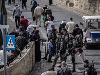 جنود إسرائيليون بأحد الحواجز الأمنية في محيط المسجد الأقصى. 1 مارس 2024 - AFP