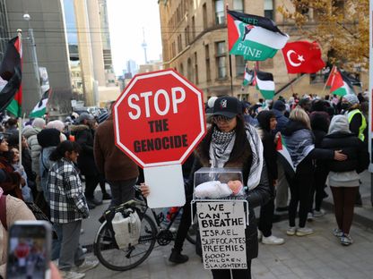 آلاف المتظاهرين يدعون لوقف النار في غزة خلال تظاهرة في مدينة تورنتو الكندية. 18 نوفمبر 2023 - AFP