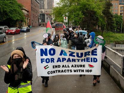 مسيرة لدعم الفلسطينيين بالقرب من مقر انعقاد مؤتمر مايكروسوفت بيلد، للدعوة إلى إنهاء عقود مايكروسوفت مع إسرائيل، في سياتل، واشنطن، الولايات المتحدة. 21 مايو 2024 - REUTERS