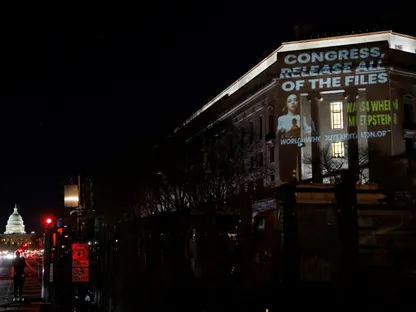 رسالة على مبنى وزارة العدل الأميركية تدعو الكونجرس إلى الإفراج عن كامل ملفات إبستين. واشنطن. 17 نوفمبر 2025 - Reuters
