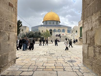 وصول فلسطينيين لأداء صلاة الجمعة في المسجد الأقصى في ظل القيود التي تفرضها القوات الإسرائيلية. 16 فبراير 2024 - AFP