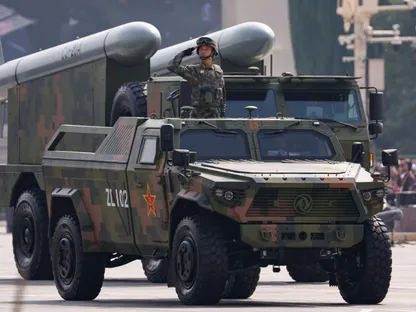 صواريخ كروز CJ-20A خلال عرض عسكري بمناسبة الذكرى الثمانين لنهاية الحرب العالمية الثانية، في بكين، الصين. 3 سبتمبر 2025. - REUTERS
