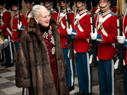الملكة مارجريت الثانية ملكة الدنمارك تستعرض تحية الشرف لضباط من القوات المسلحة، في قلعة كريستيانسبورج في كوبنهاجن. 4 يناير  2024 - afp