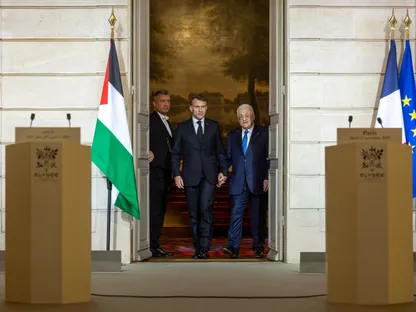 الرئيسان الفرنسي إيمانويل ماكرون والفلسطيني محمود عباس في قصر الإليزيه بباريس في فرنسا. 11 نوفمبر 2025 - via REUTERS