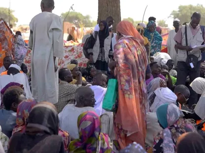 نازحون سودانيون يتجمعون بعد فرارهم من مدينة الفاشر في دارفور في مدينة طويلة بالسودان. 29 أكتوبر 2025 - REUTERS