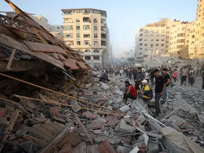 فلسطينيون يتفقدون مبنى سكني مدمر بسبب غارة إسرائيلية على مدينة غزة. 7 سبتمبر 2025 - REUTERS