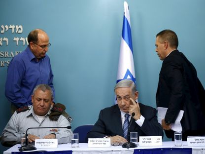 رئيس الوزراء الإسرائيلي بنيامين نتنياهو إلى جانب رئيس أركان الجيش حينها جادي أيزنكوت. 8 أكتوبر 2015 - Reuters