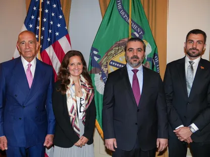 وزير الخارجية السوري أسعد الشيباني بجانب مسؤولين أميركيين في العاصمة واشنطن. 18 سبتمبر 2025 - x/USTreasury