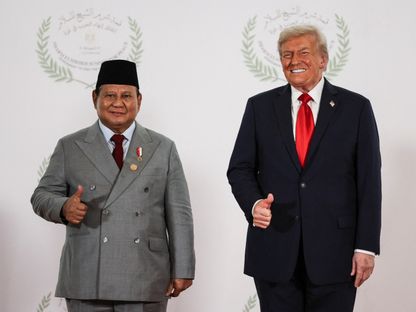"هل يمكنني لقاء إريك؟".. ميكروفون مفتوح يلتقط محادثة بين ترمب والرئيس الإندونيسي