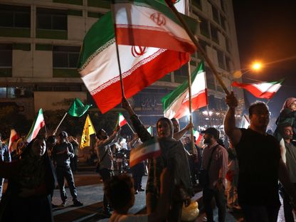 إيرانيون يحتفلون في طهران بعد الهجوم الإيراني على قاعدة العديد الأميركية في قطر . 23 يونيو 2025 - Reuters