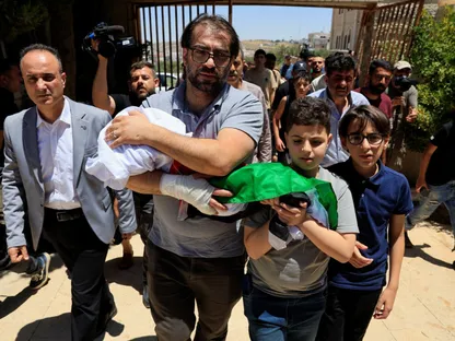 الجيش الإسرائيلي يقتل رضيعاً في الضفة.. ووالده: أطلقوا النار بعد توقفنا وبلا تحذير