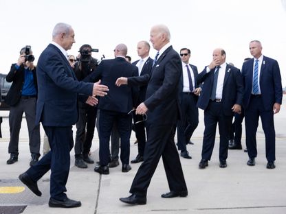 الرئيس الأميركي جو بايدن يلتقي رئيس الوزراء الإسرائيلي بنيامين نتنياهو في تل أبيب عقب هجوم حركة "حماس" على بلدات إسرائيلية. 18 أكتوبر 2023 - AFP